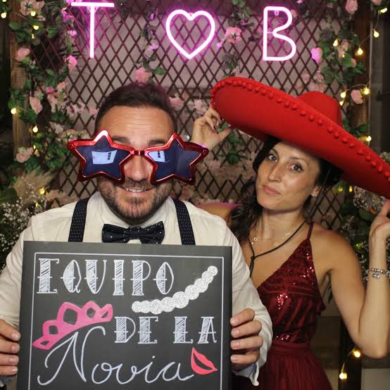 Invitados en fotomatón de boda