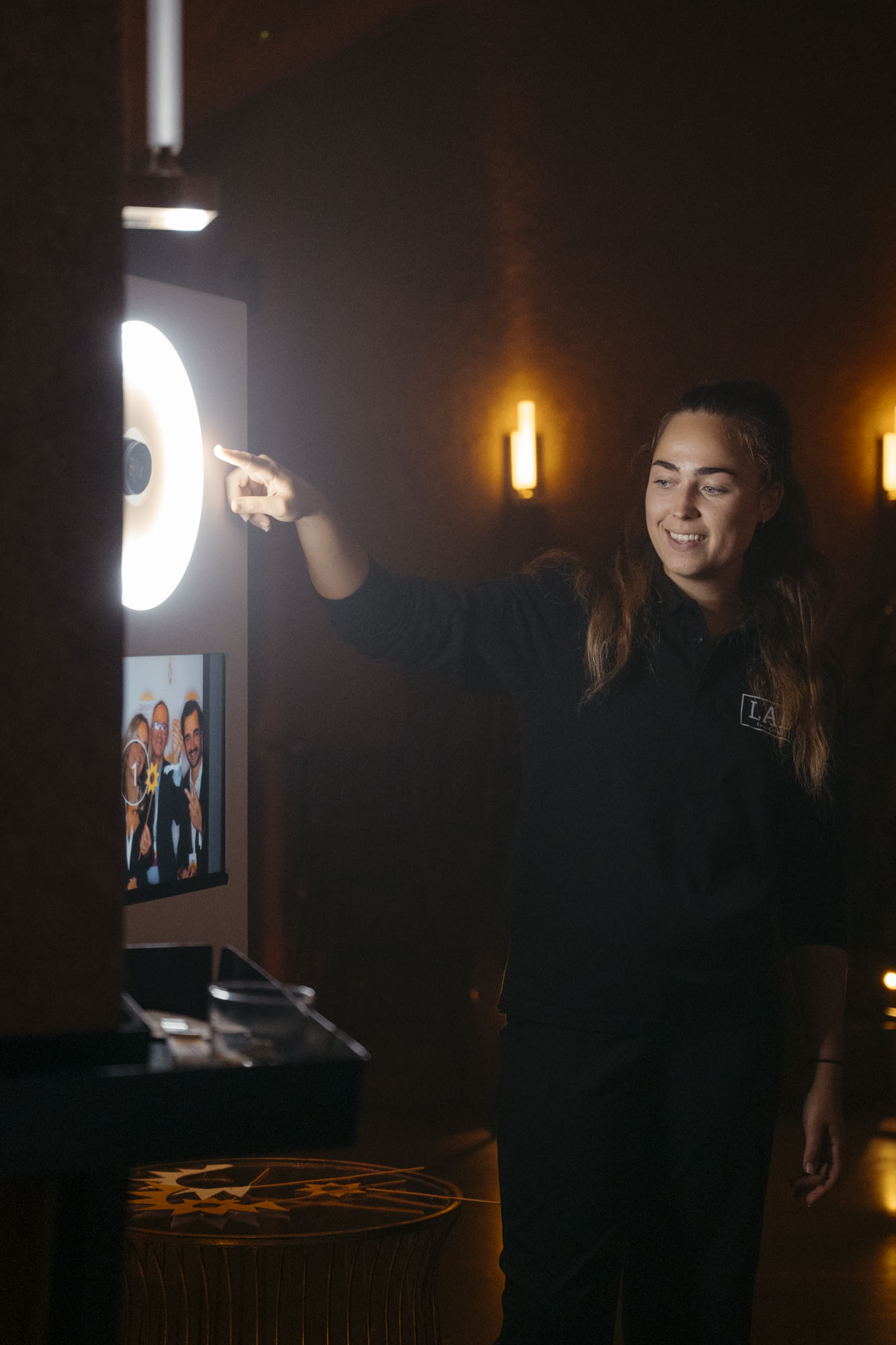 Fotomatón tótem con anillo de luz y técnico en un evento