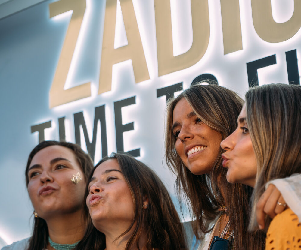 Invitadas en una experiencia de foto y vídeo para evento